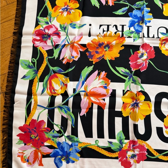 Moschino
Floral Printed Fringed-Edge Scarf - Picture 7 of 12